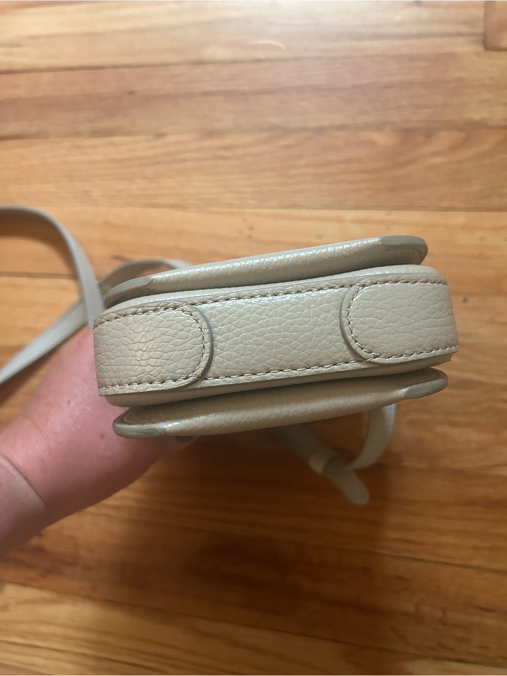 Cuyana pebbled leather tan crossbody phone bag - Picture 4 of 6